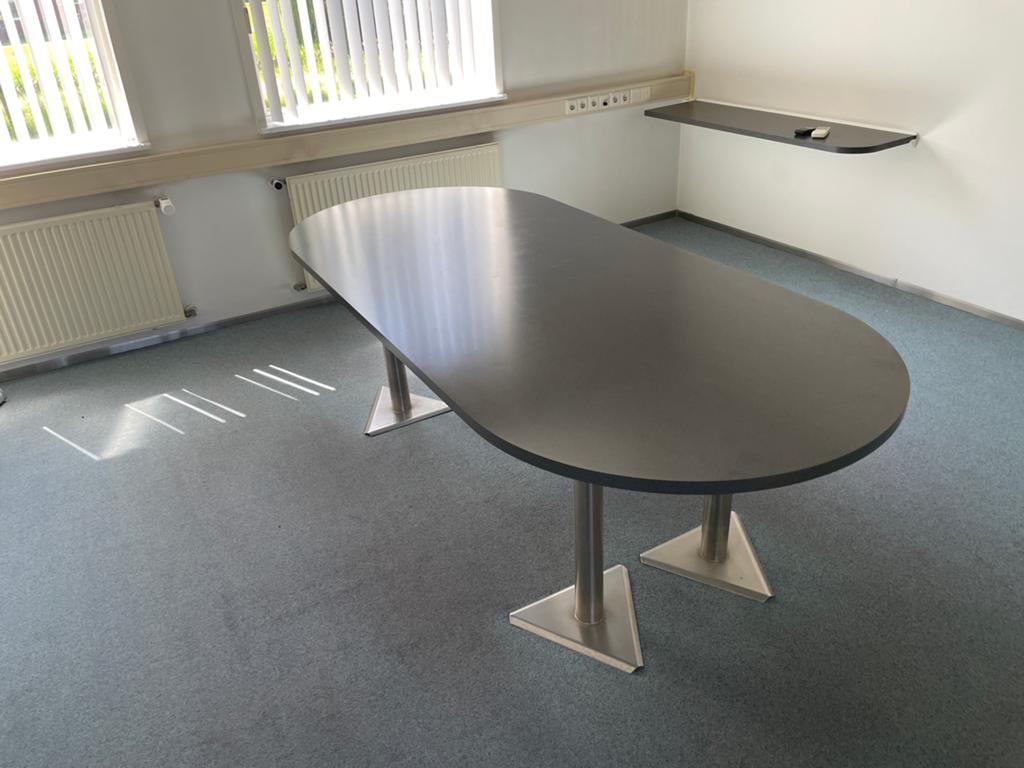 Moderne ovale tafel met metalen onderstel, Huis en Inrichting, Tafels | Eettafels, Ophalen, 100 tot 150 cm, 200 cm of meer, Zo goed als nieuw