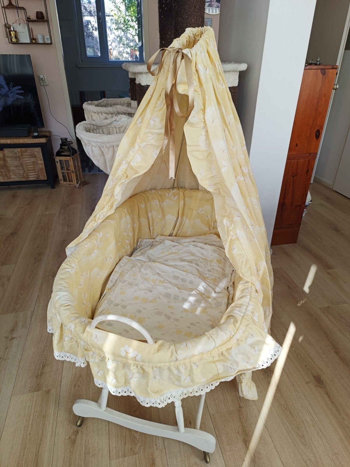 Ledikantje met wieltjes, houten onderstel., Kinderen en Baby's, Ophalen, Gebruikt, Ledikant