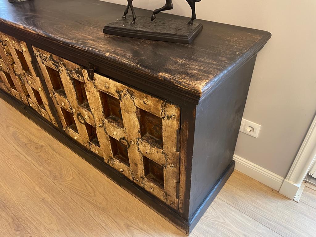 Bijzonder dressoir met robuuste deuren, Ophalen