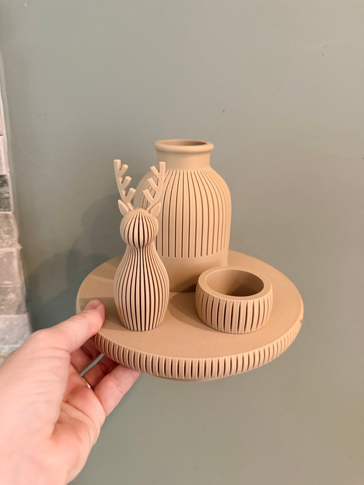 Decoratieve set: vaas, hert en schaaltje op rond plateau, Huis en Inrichting, Hout, Ophalen of Verzenden, Zo goed als nieuw, Modern