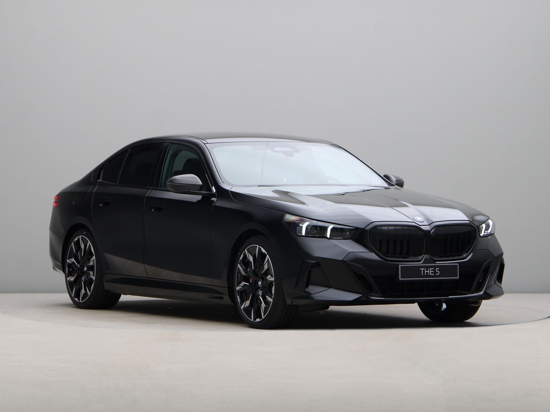 BMW 5 Serie 550e xDrive (bj 2026, automaat), Auto's, Automaat, Zwart, Overige brandstoffen, Zwart