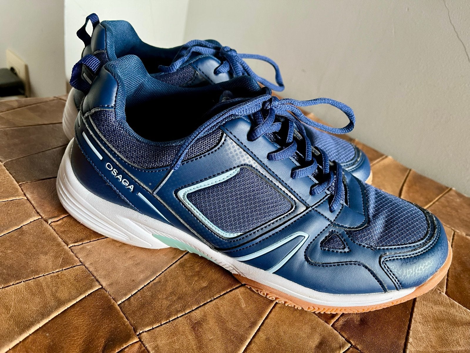 Donkerblauwe sportschoenen met bruine zool - maat 42 - Osaga, Blauw, Sportschoenen, Ophalen of Verzenden, Zo goed als nieuw
