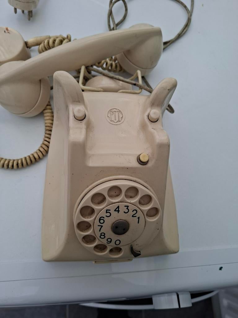 Antieke ptt telefoon, Ophalen