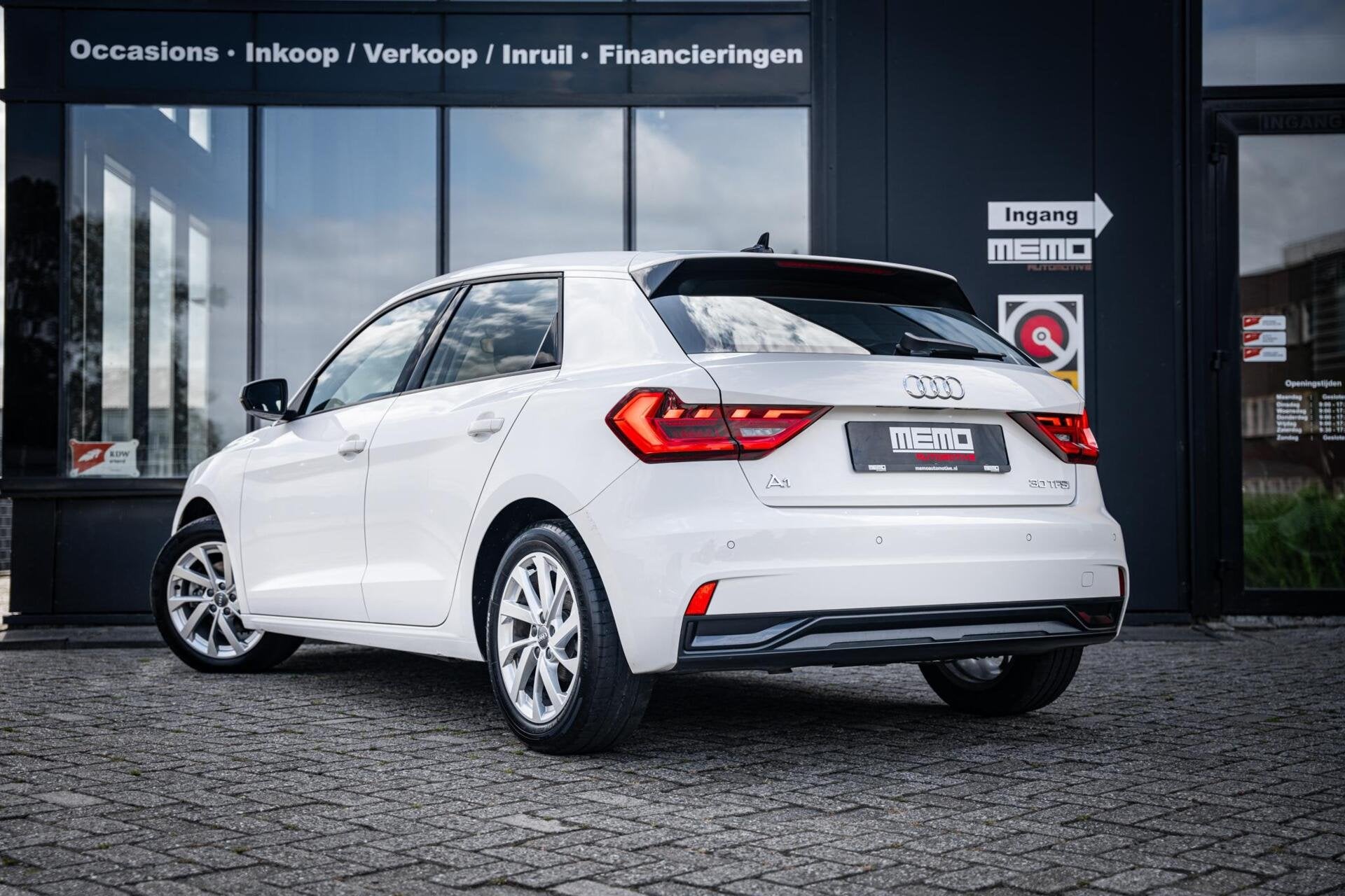 Audi A1 Sportback 30 TFSI Pro Line*LEDER*NAVI*AUTOMAAT*LED*, Zwart, Met garantie (alle), 116 pk, Wit