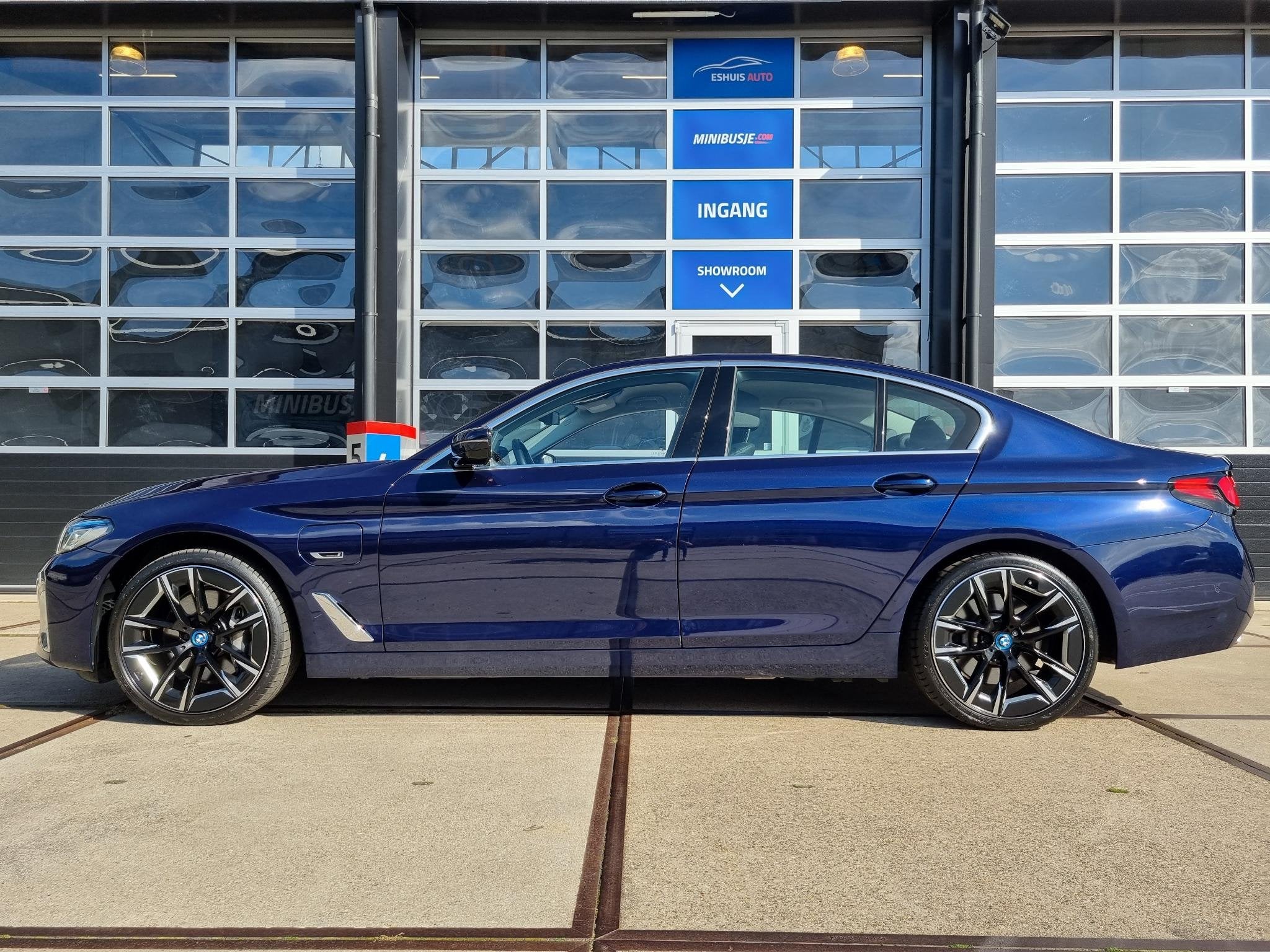 BMW 5-serie 545e xDrive 394pk / Individual Tansanitblau / La, Auto's, Dealer onderhouden, Stof, Gebruikt, 394 pk