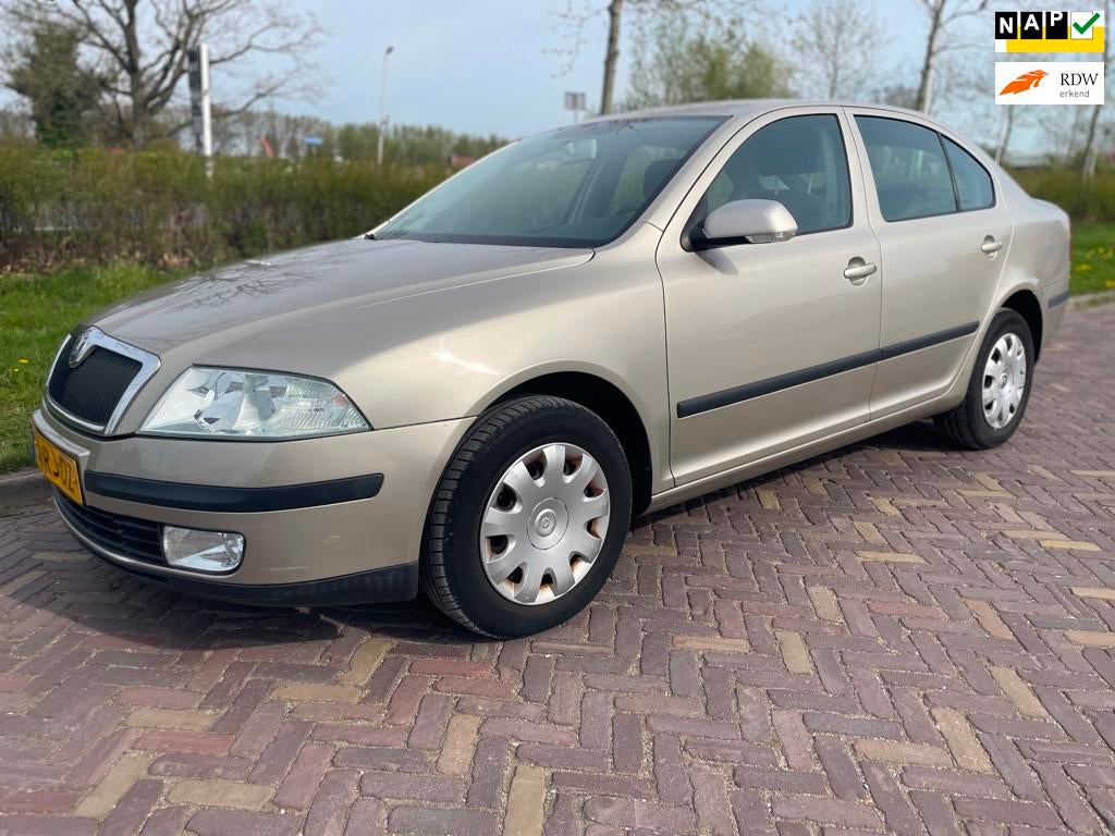 Skoda Octavia 1.6 Ambiente-Airco-Automaat, Auto's, Skoda, Stof, Gebruikt, 4 cilinders, Beige