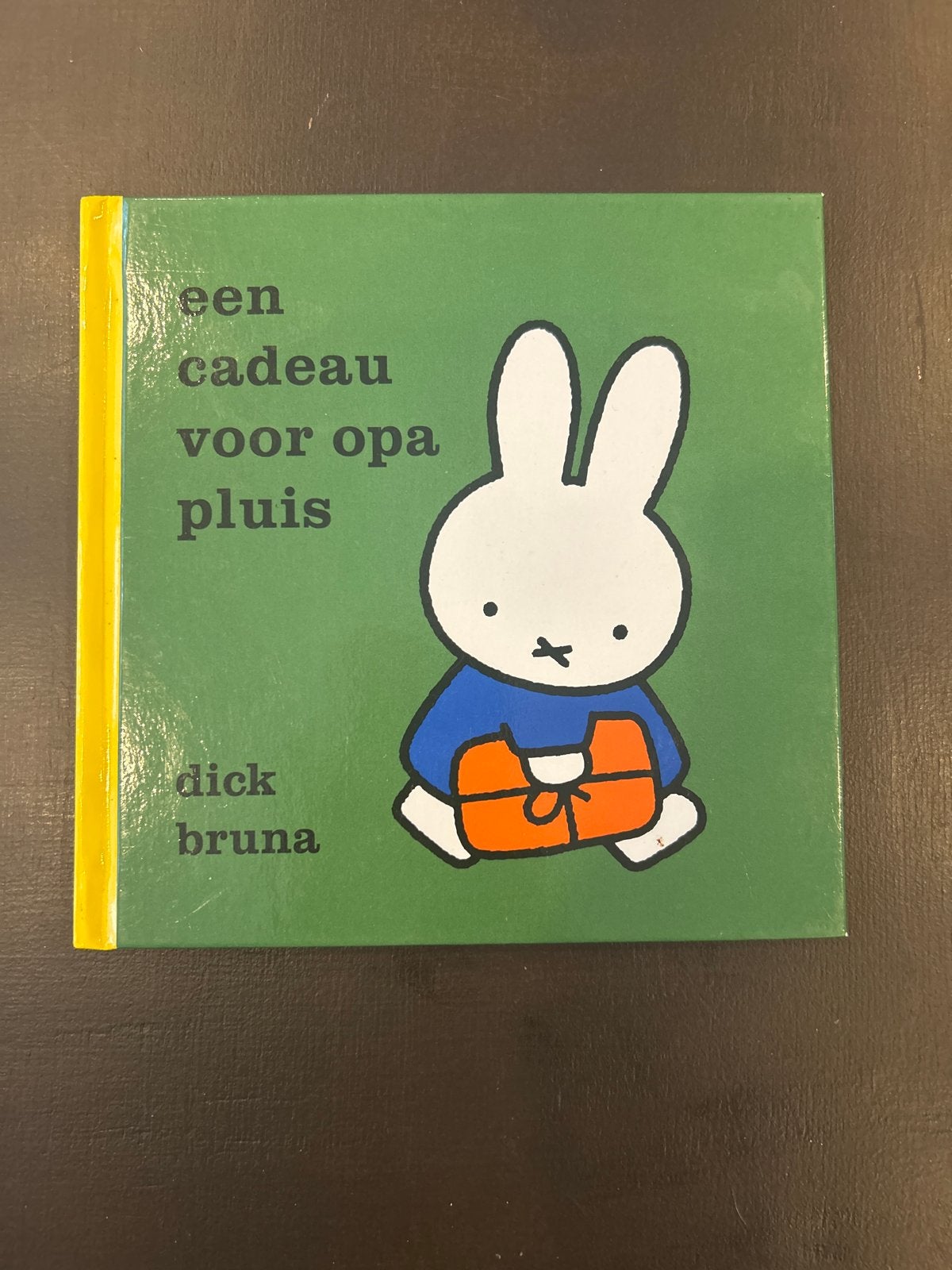 Nijntje: Een cadeau voor opa pluis - Dick Bruna, Boeken, Ophalen of Verzenden, Zo goed als nieuw, 0 tot 6 maanden