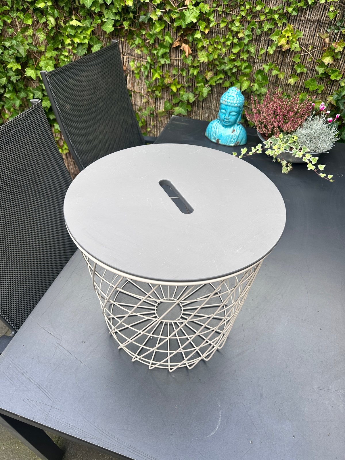 Metalen bijzettafel/opbergmand met grijs deksel, Ophalen, Gebruikt, Grijs, Metaal