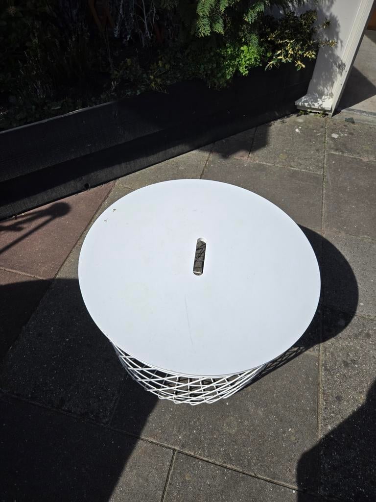 Witte bijzettafel met metalen mand Ikea, Huis en Inrichting, Tafels | Bijzettafels, Ophalen
