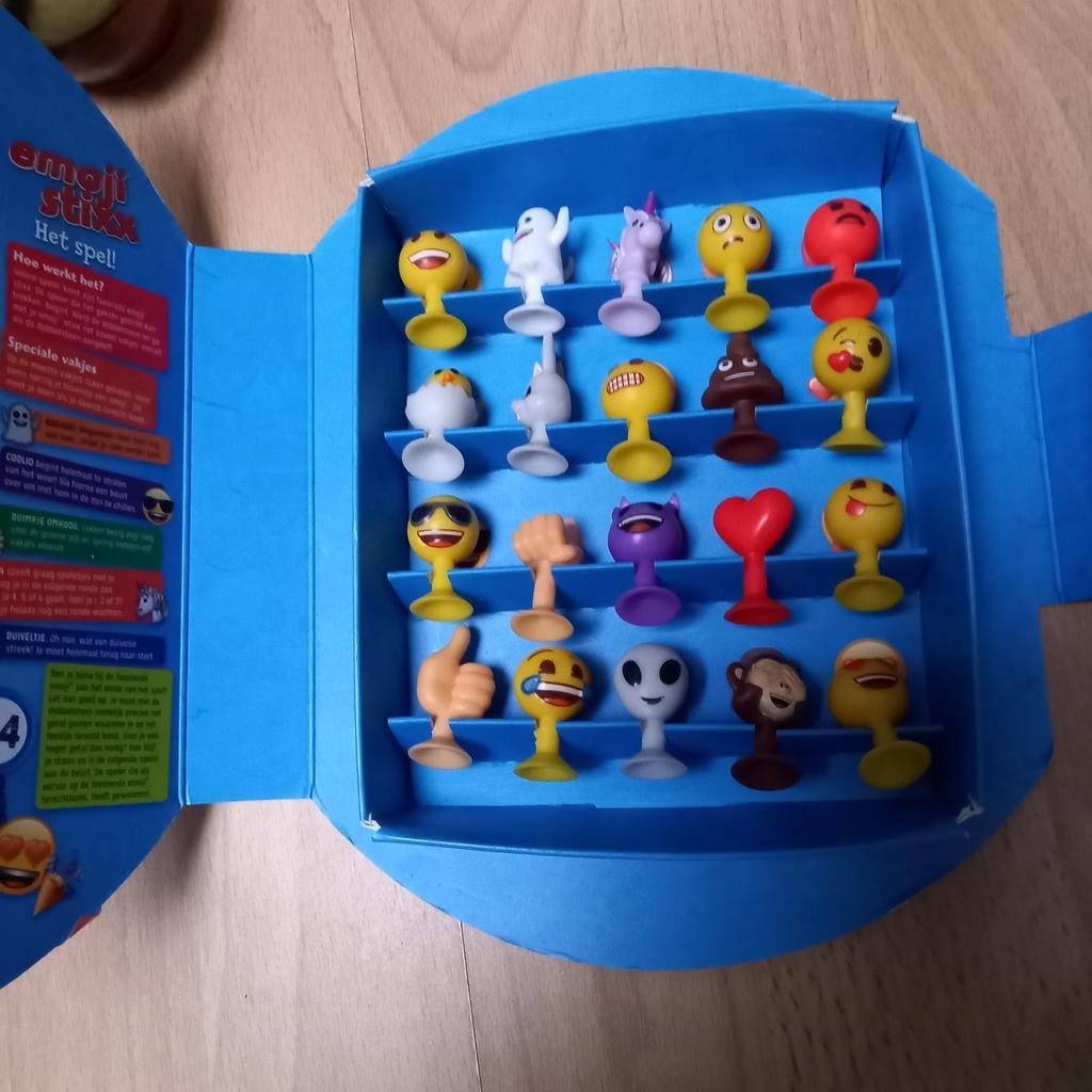 Emoji Stixx spaaralbum met 20 poppetjes, Ophalen of Verzenden, Gebruikt