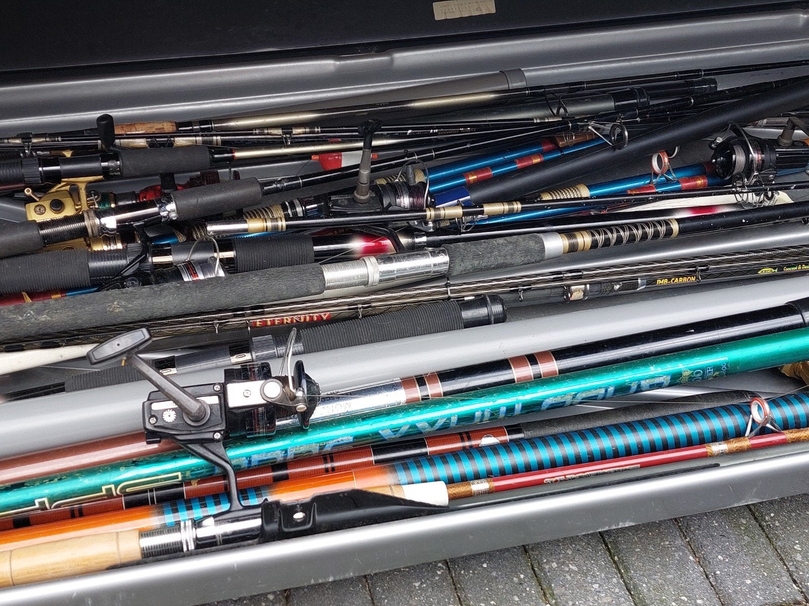 Skikoffer vol met diverse vishengels, Ophalen