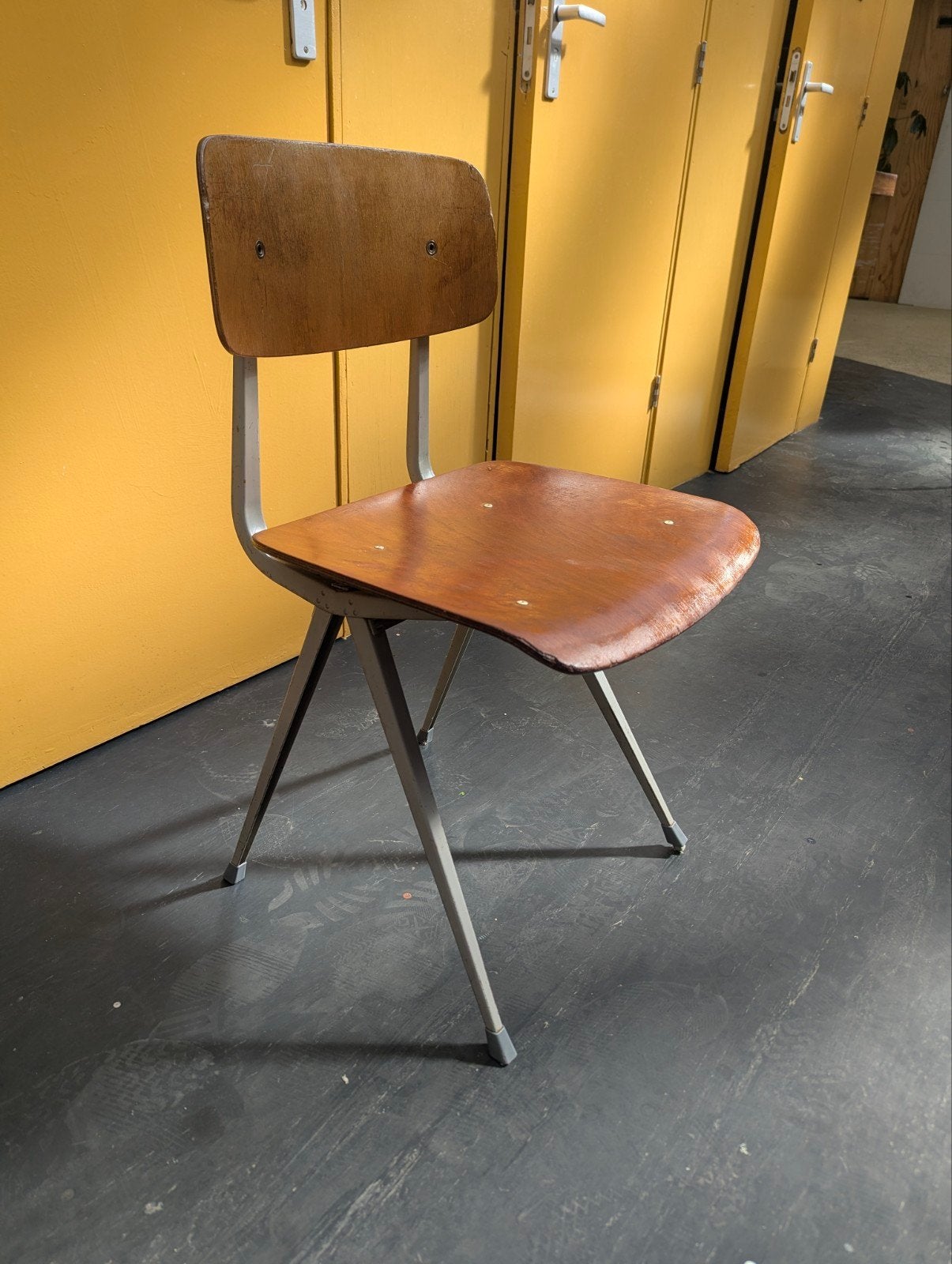 3x Ahrend Revolt vintage stoelen industrieel bureau eetkamer, Gebruikt, Ophalen of Verzenden, Industrieel, Hout