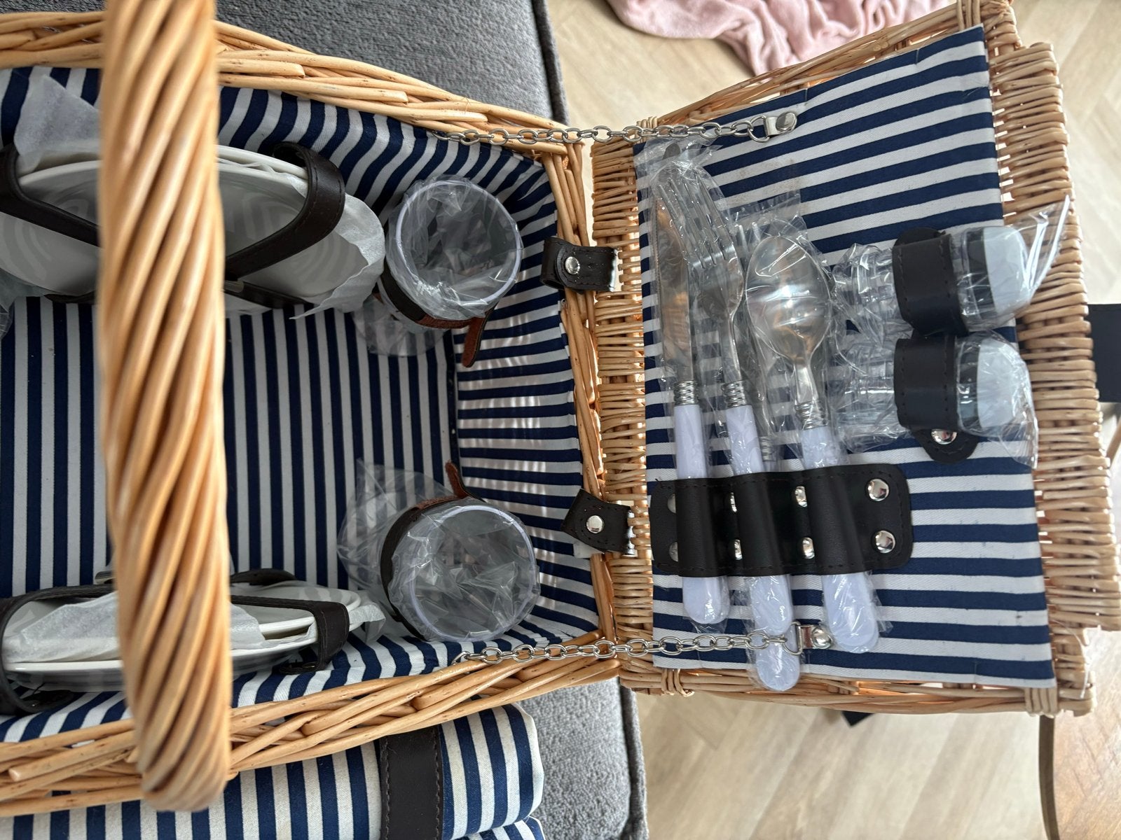 Luxe picknickmand met servies en picknickkleed, Ophalen, Zo goed als nieuw