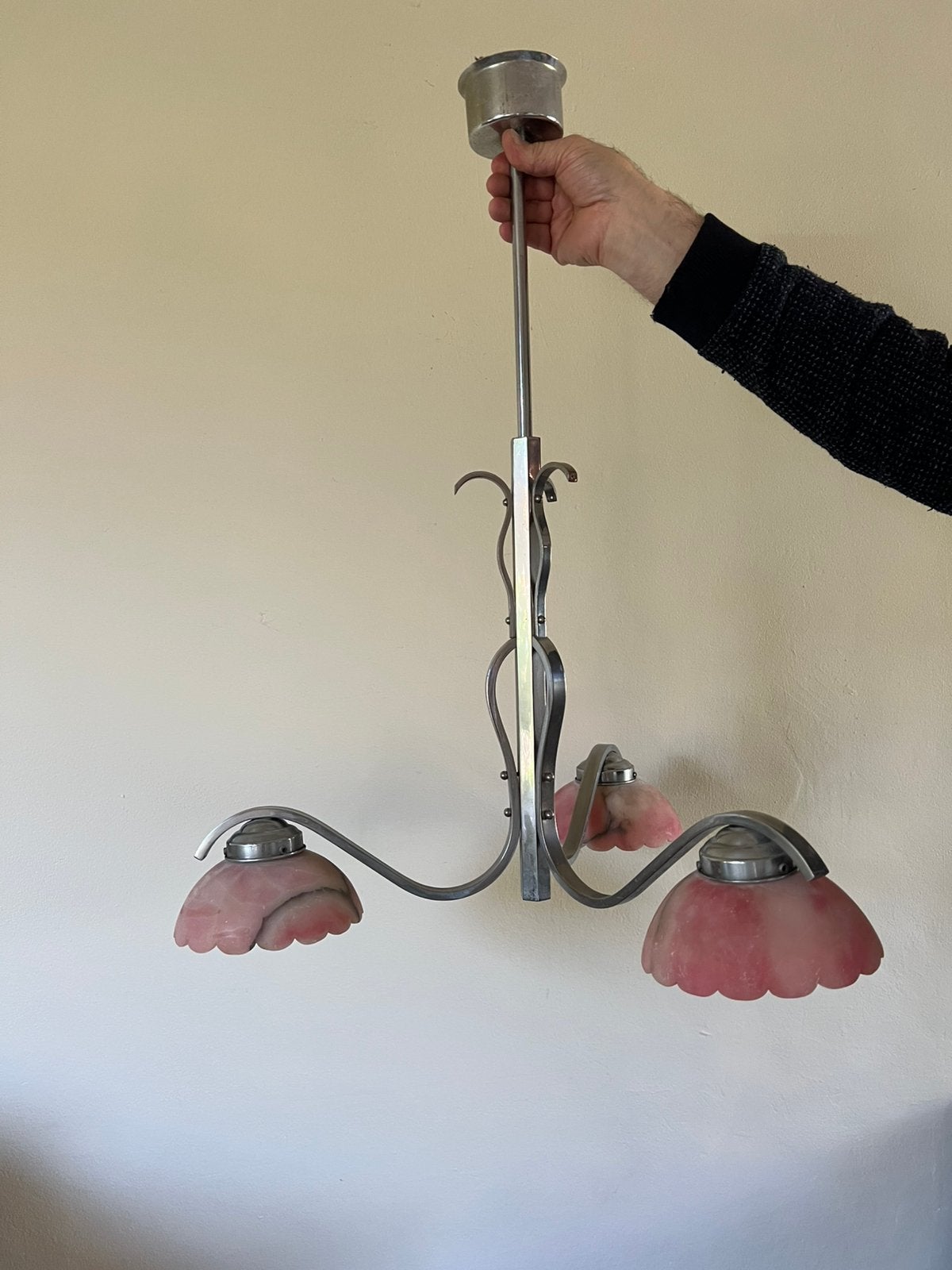 Chroom art deco hanglamp met roze albasten kapjes, Antiek en Kunst, Ophalen
