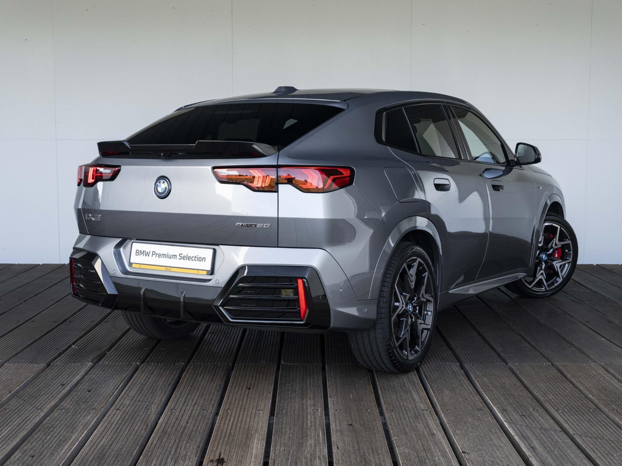 BMW iX2 eDrive20 SoH 100% | M Sportpakket Pro | Innovation P, Auto's, BMW, Met garantie (alle), 204 pk, SUV of Terreinwagen, Zilver of Grijs