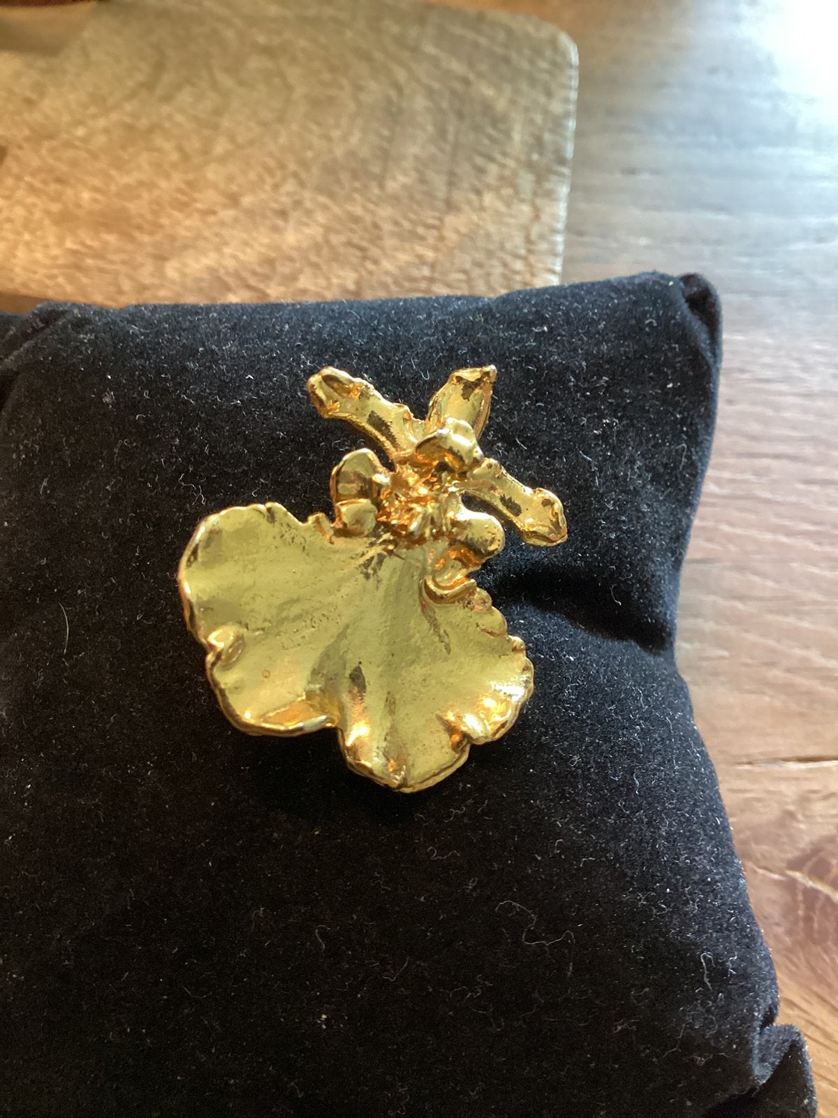 Broche orchidee, Verzenden, Zo goed als nieuw, Goud, Overige materialen