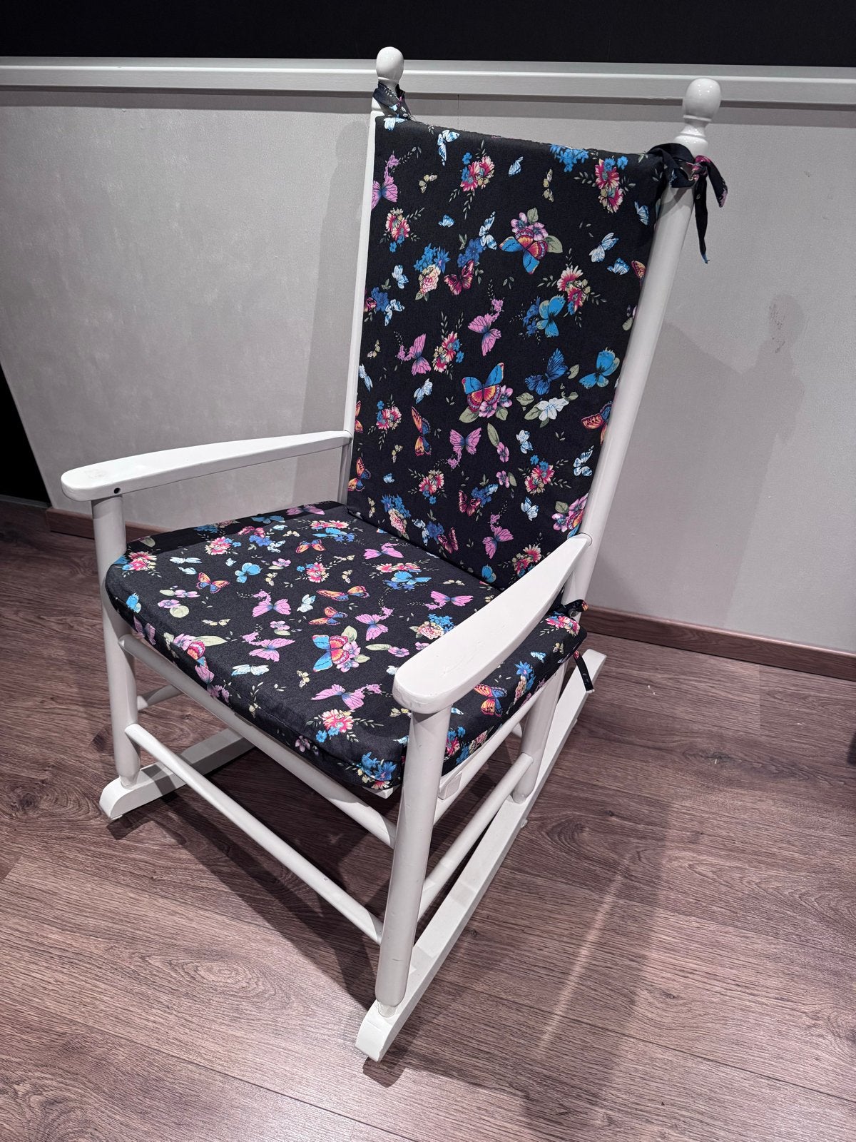 Witte hoogglans schommelstoel met vlinder bekleding, Huis en Inrichting, Stoelen, Ophalen, Wit, Zo goed als nieuw, Eén