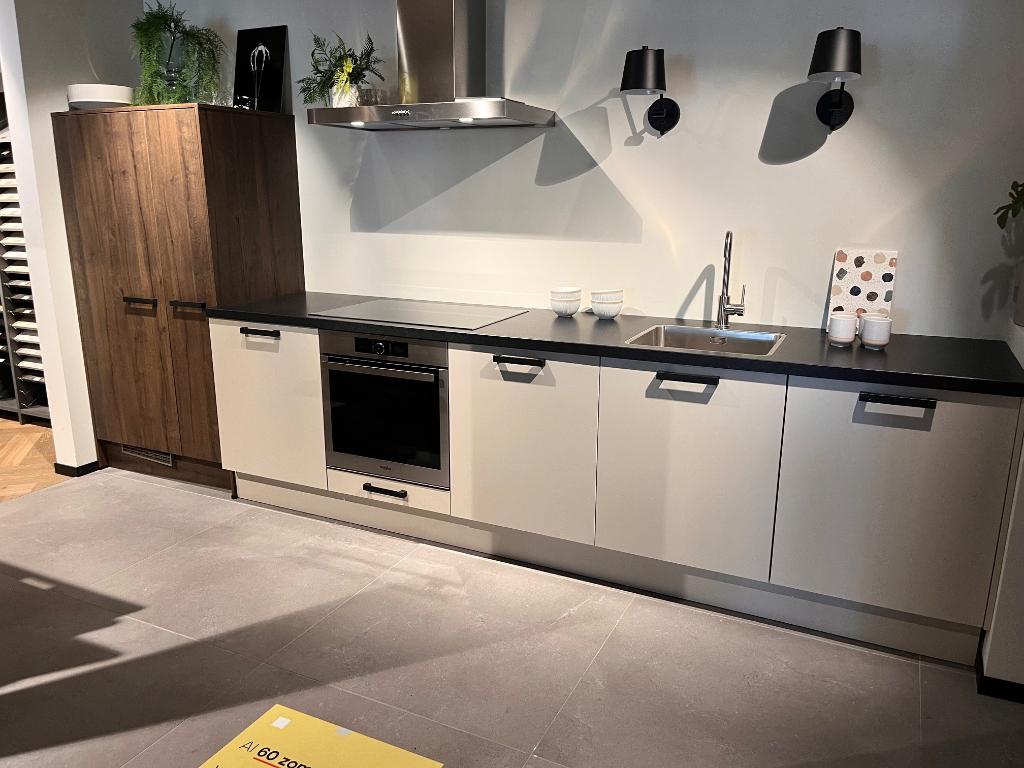 Complete showroom keuken Kiezelgrijs met hout, Huis en Inrichting, Keuken | Complete keukens, Ophalen, Enkelwandige keuken, Grijs