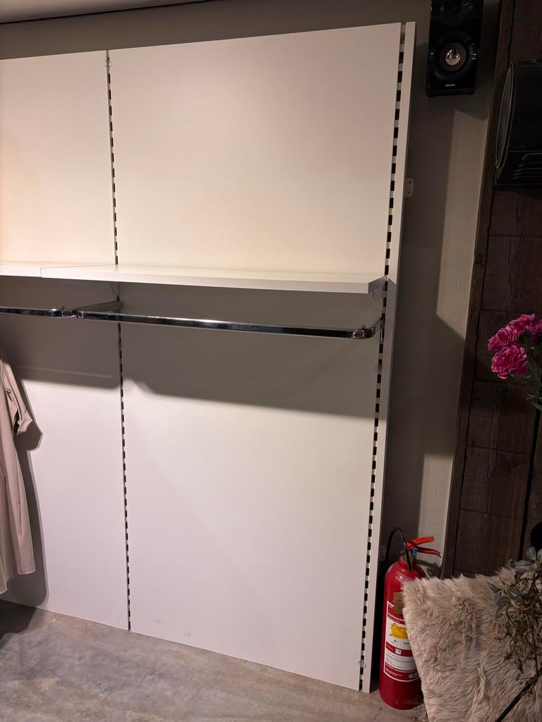 Stelling wand voor winkel of inloopkast, Ophalen, Zo goed als nieuw