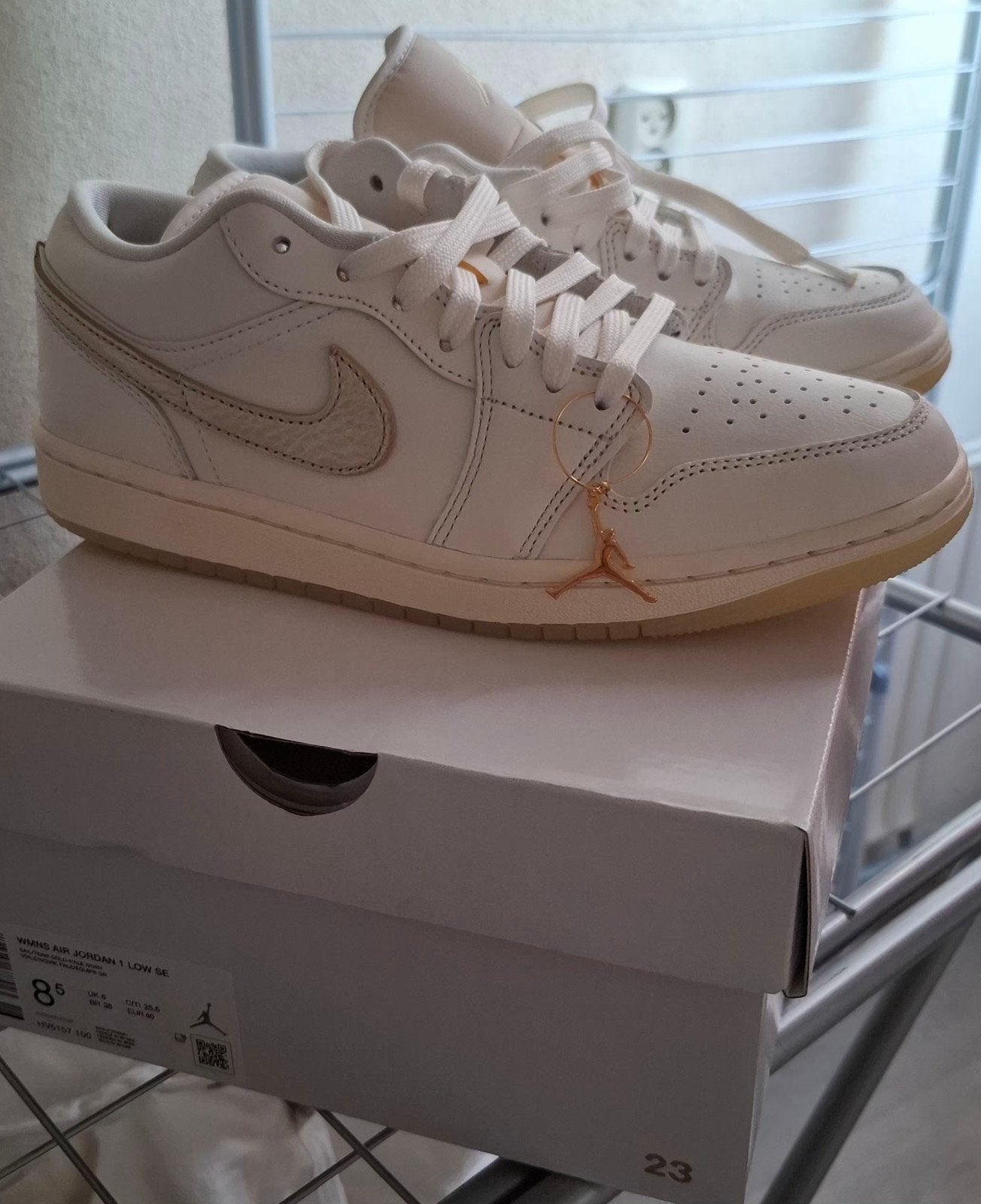 WMNS AIR JORDAN 1 LOW SE, Kleding | Dames, Wit, Nieuw, Ophalen of Verzenden, Wmns air Jordan 1 se low