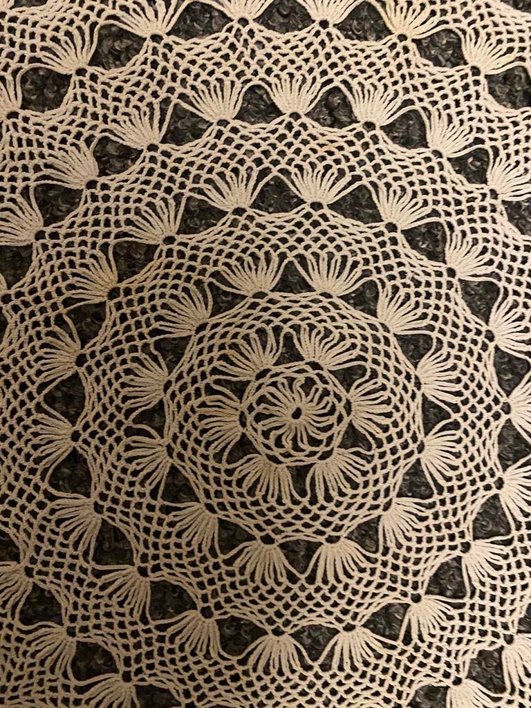 Rond wit gehaakt tafelkleed, Antiek 69cm Vintage, Ophalen of Verzenden, Zo goed als nieuw