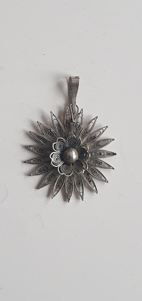 Zilverkleurige Broche/Hanger Bloem Filigraan Design, 4 tot 7 cm, Ophalen of Verzenden, Zo goed als nieuw, Zilver