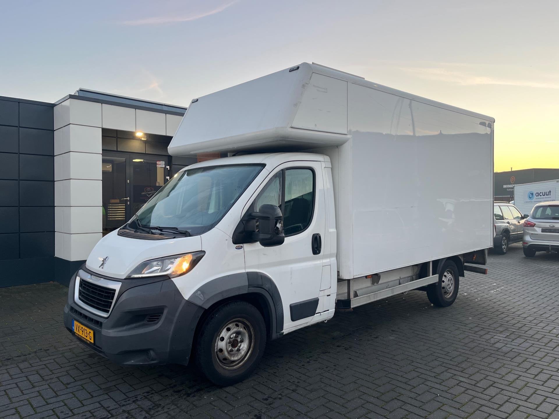 Peugeot Boxer 335 2.2 HDI 150 Pk Laadbak +Laadklap 2016, Auto's, Voorwielaandrijving, Euro 5, Stof, Gebruikt