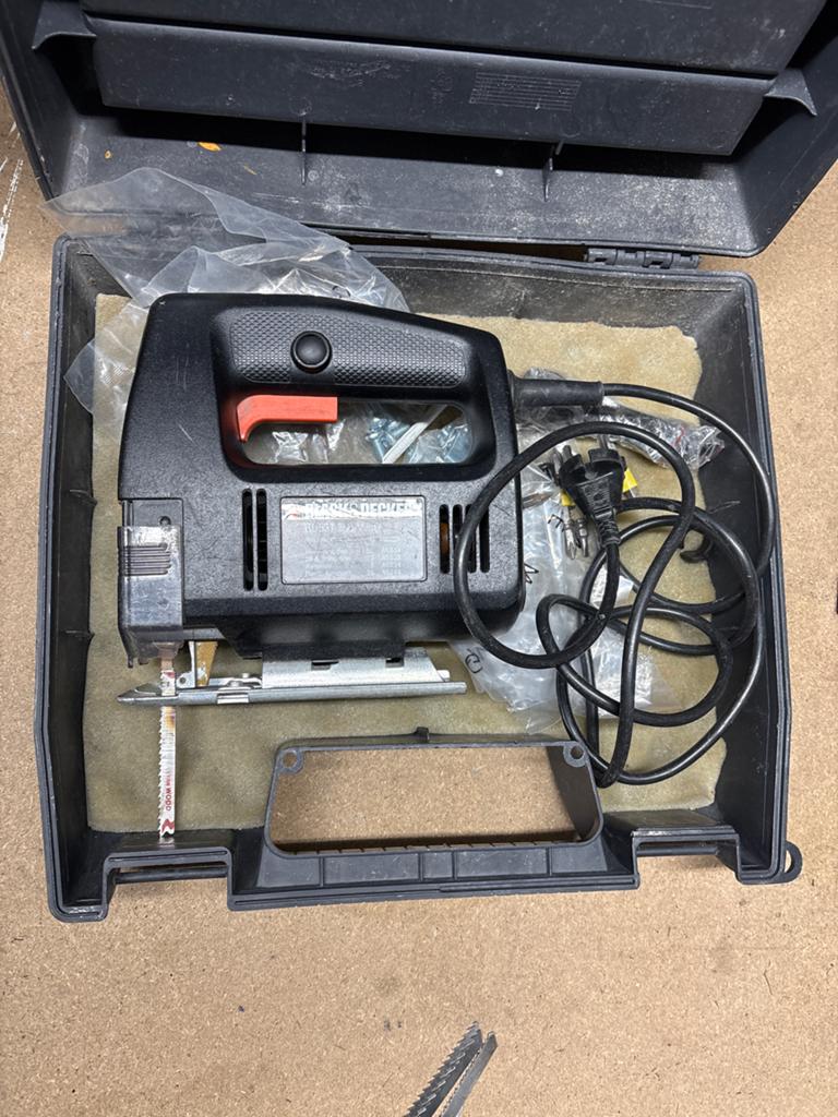 Decoupeerzaag Black & Decker in handige koffer, Gebruikt, Decoupeerzaag, Ophalen of Verzenden, 30 tot 70 mm