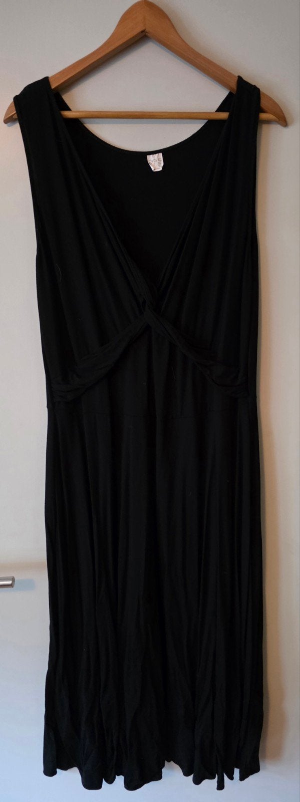 Zwarte gala jurk met V-hals en gedrapeerd detail, Kleding | Dames, Zwart, Maat 46/48 (XL) of groter, Ophalen of Verzenden, Onder de knie