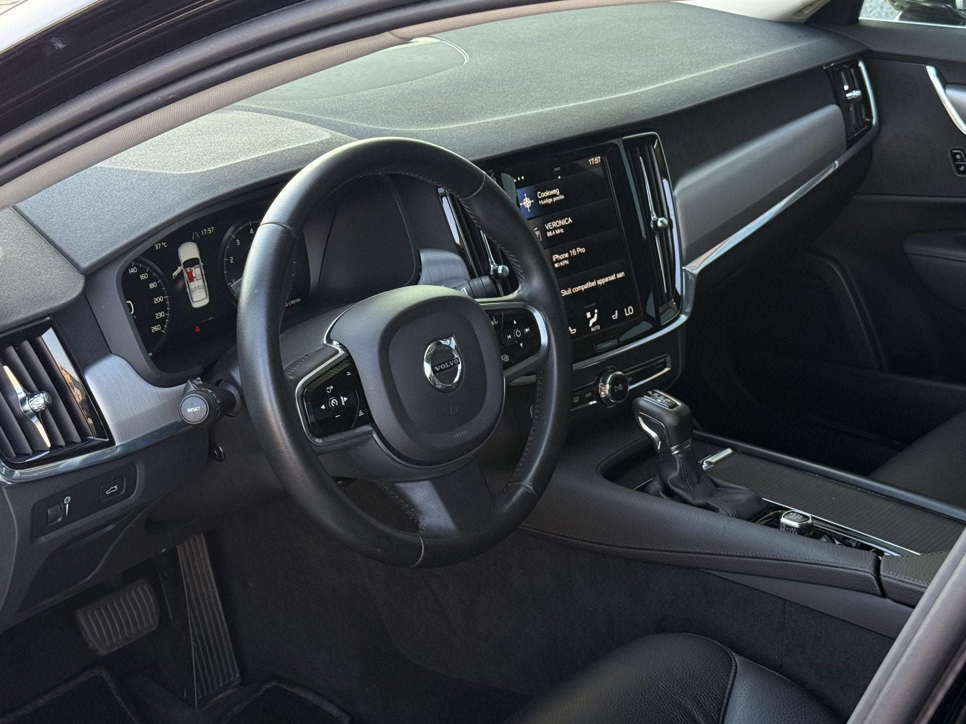 Volvo S90 2.0 T4 Momentum | Leder | Parkeersensor | ACC | Ap, 15 km/l, 1969 cc, Zwart, Leder