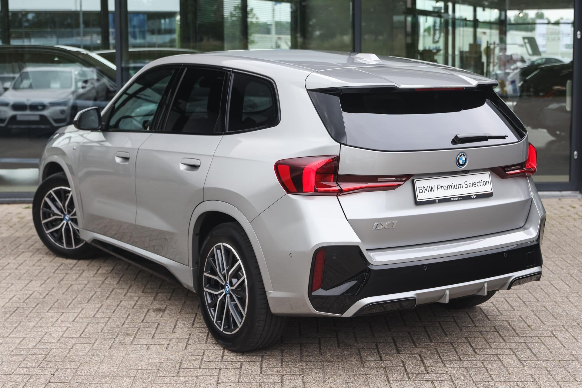 BMW iX1 xDrive30 M Sport / Sportstoelen / Achteruitrijcamera, Auto's, Gebruikt, Zwart, Met garantie (alle), 24 min