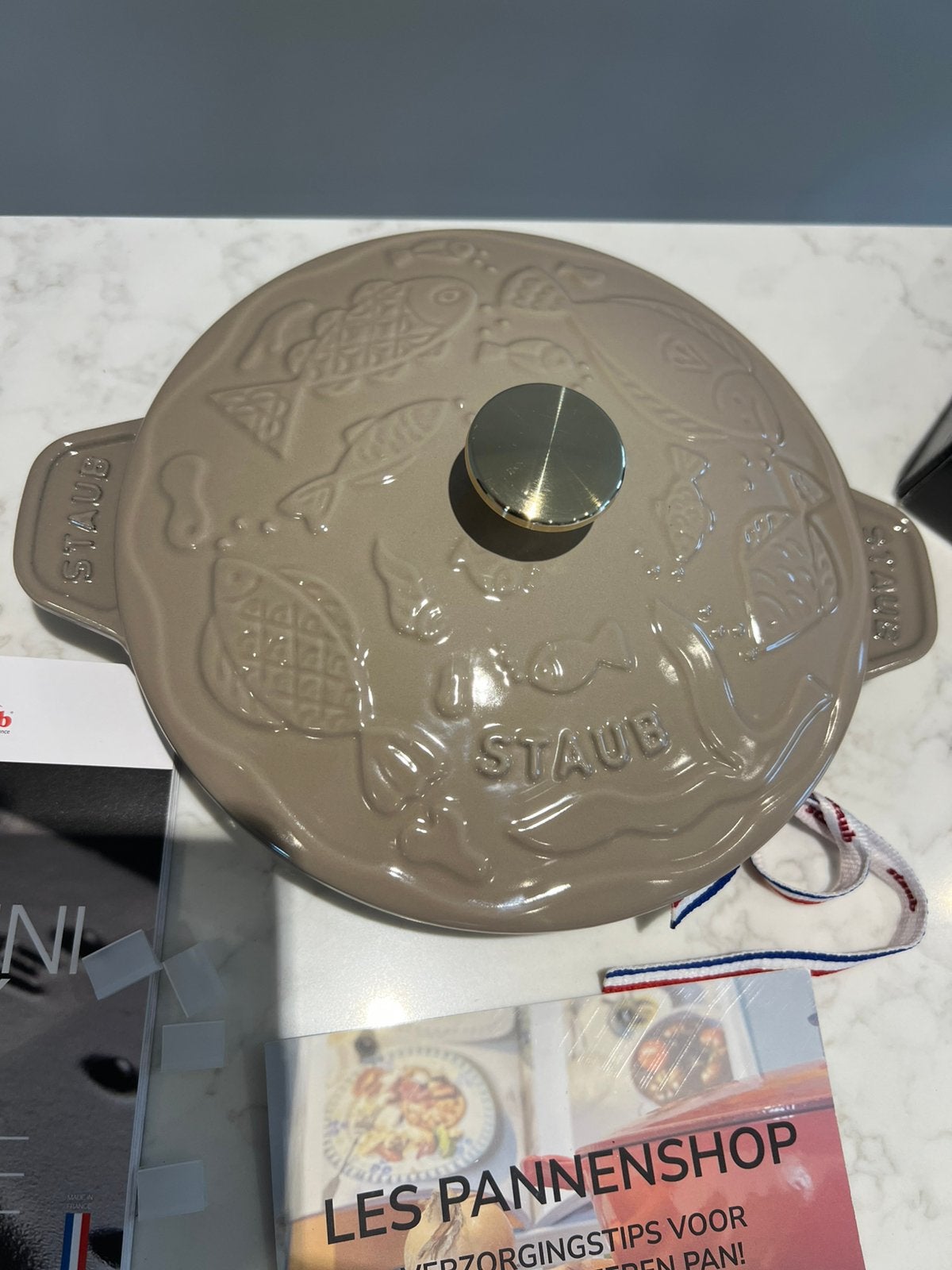 Nieuwe Staub Ocean ovenschaal 20 cm Sesam in de doos, Geschikt voor inductie, Nieuw, Ophalen of Verzenden, Staub