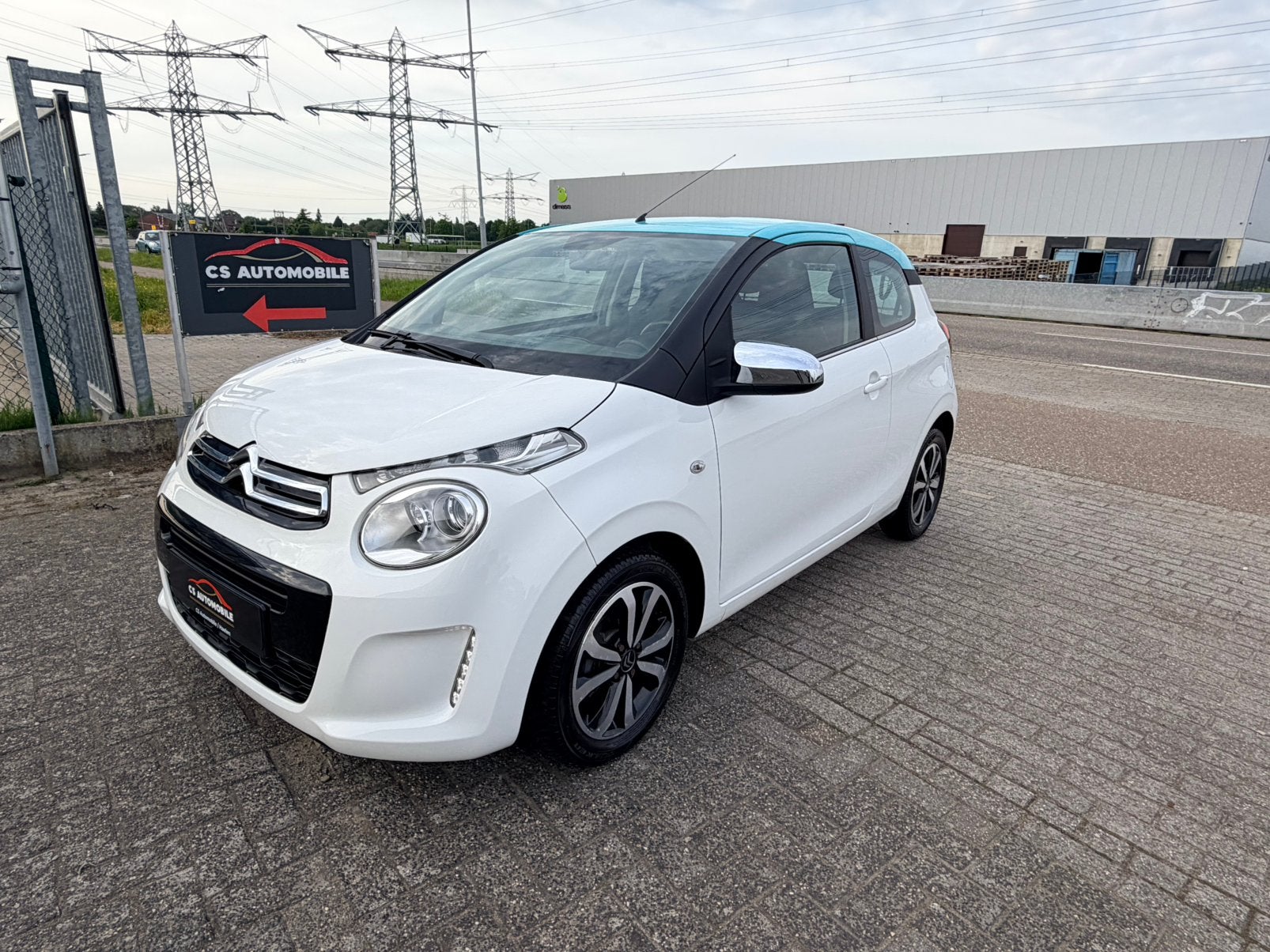 Citroën C1 1.2 PureTech Shine 82PK 2016 Dealer onderhouden, Auto's, Voorwielaandrijving, Stof, Zwart, 1199 cc