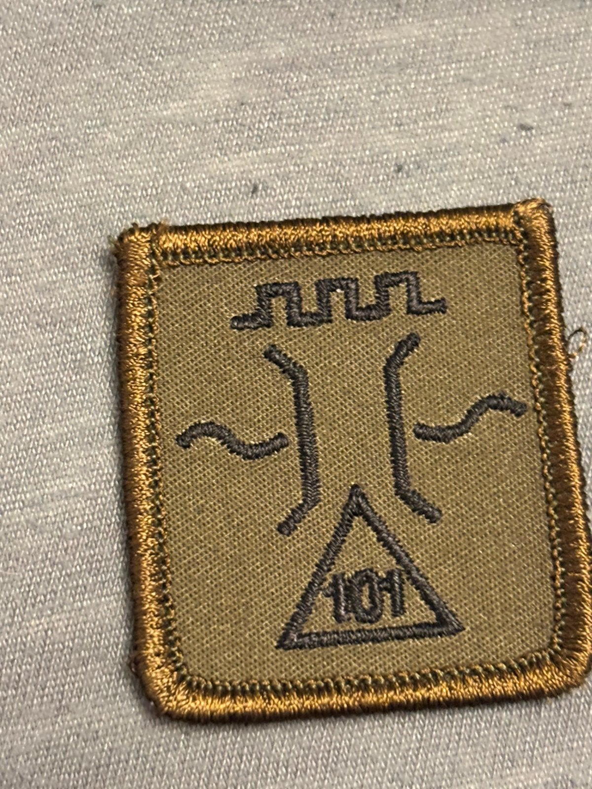 5x5 borst embleem 101 genie, Verzamelen, Verzenden, Landmacht, Nederland, Embleem of Badge