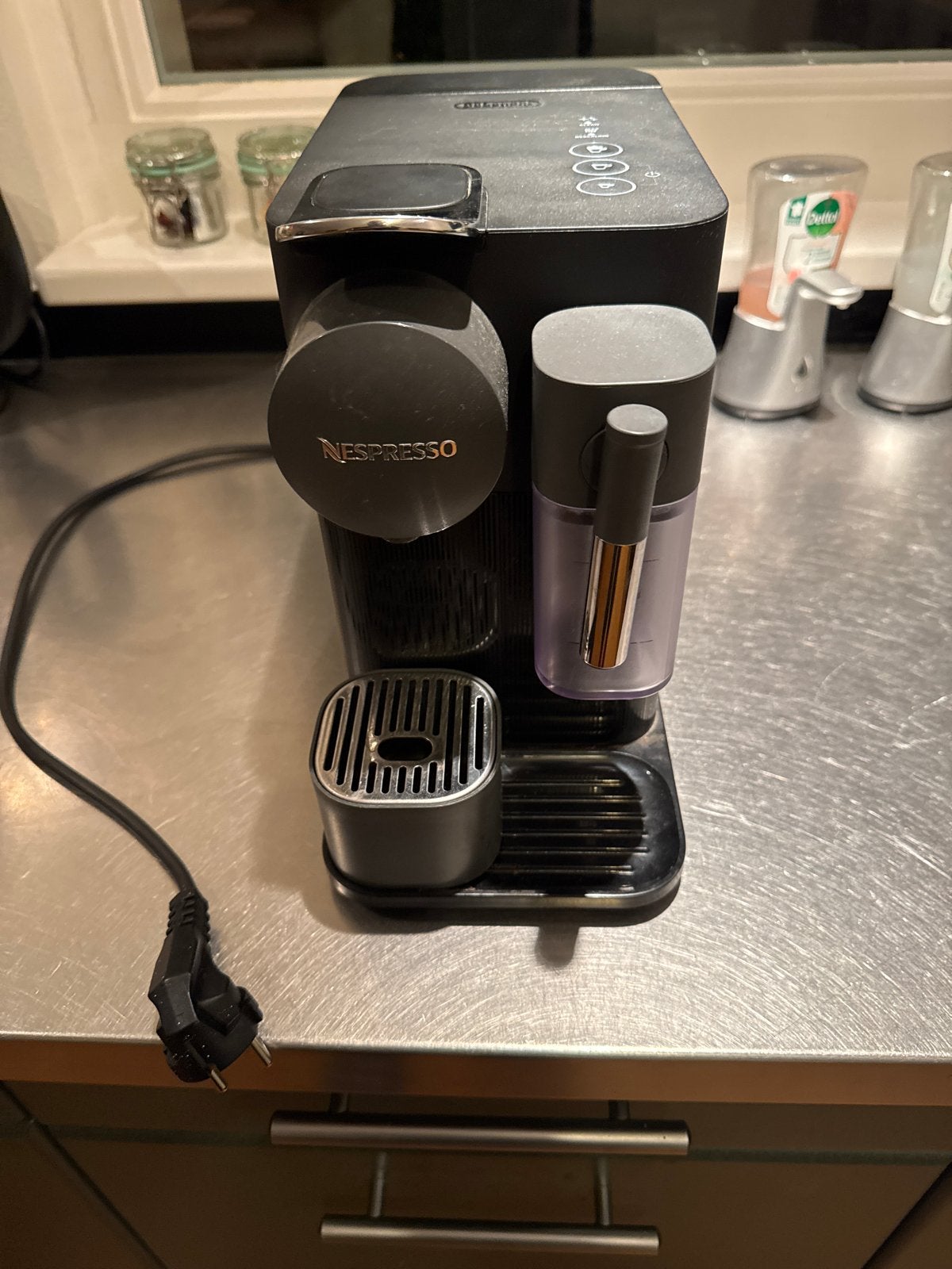 Nespresso De'Longhi Lattissima One - Zwart, Witgoed en Apparatuur, Koffiezetapparaten, Ophalen, Espresso apparaat, Zo goed als nieuw