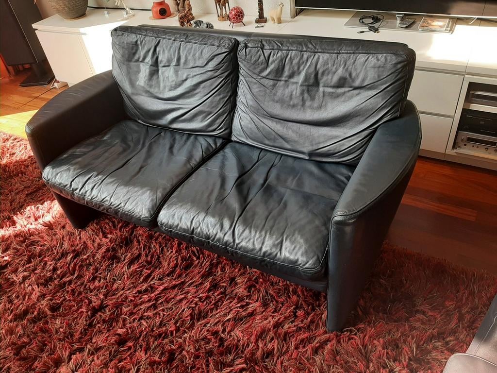 Leren blauw bankje (1,50 m), merk Touche, Huis en Inrichting, Banken | Bankstellen, Ophalen, 75 tot 100 cm, Tweepersoons, Minder dan 150 cm