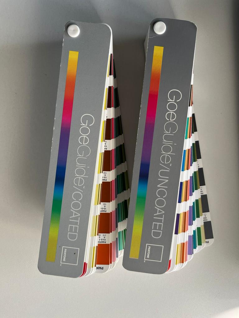 Pantone GoeGuide coated & uncoated, Hobby en Vrije tijd, Tekenen, Ophalen of Verzenden, Zo goed als nieuw