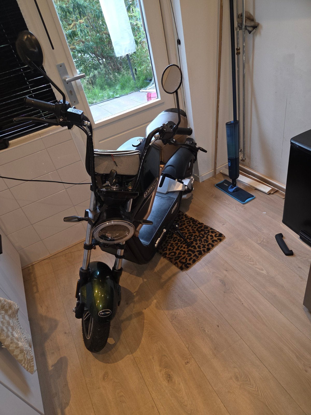 Miku Max elektrische scooter - Knipperlicht beschadigd, Fietsen en Brommers, Snorfietsen en Snorscooters, Ophalen of Verzenden