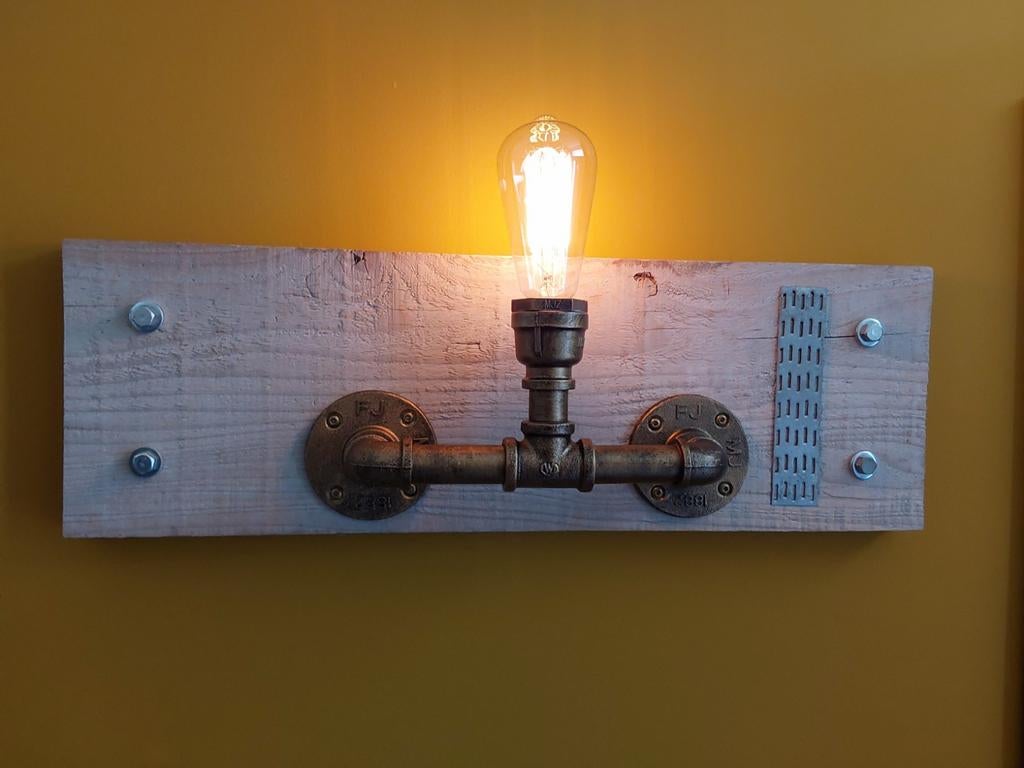 Industriële wandlamp met  gloeilamp, Huis en Inrichting, Lampen | Wandlampen, Ophalen, Gebruikt, Hout, Industrieel, Vintage, Steampunk