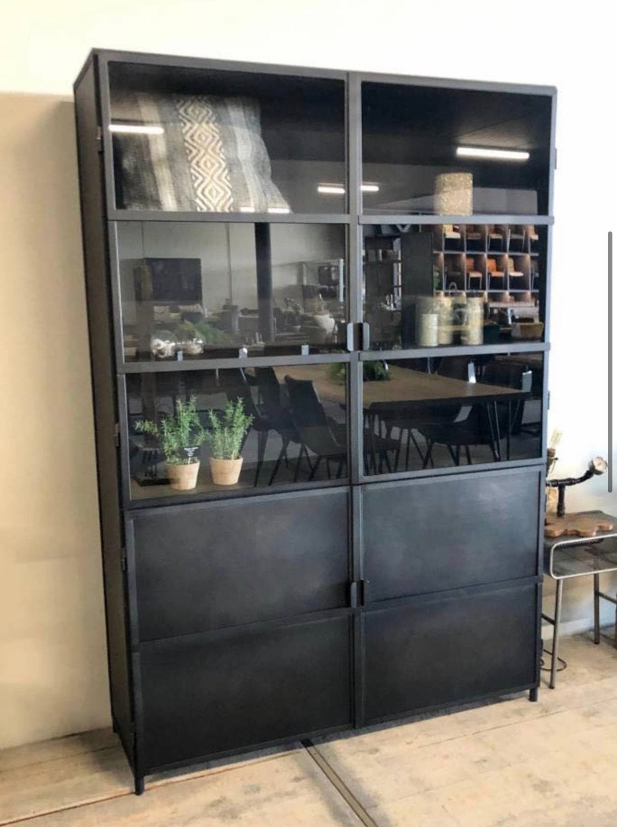 Metalen buffetkast, Ophalen, 150 tot 200 cm, 25 tot 50 cm, Glas