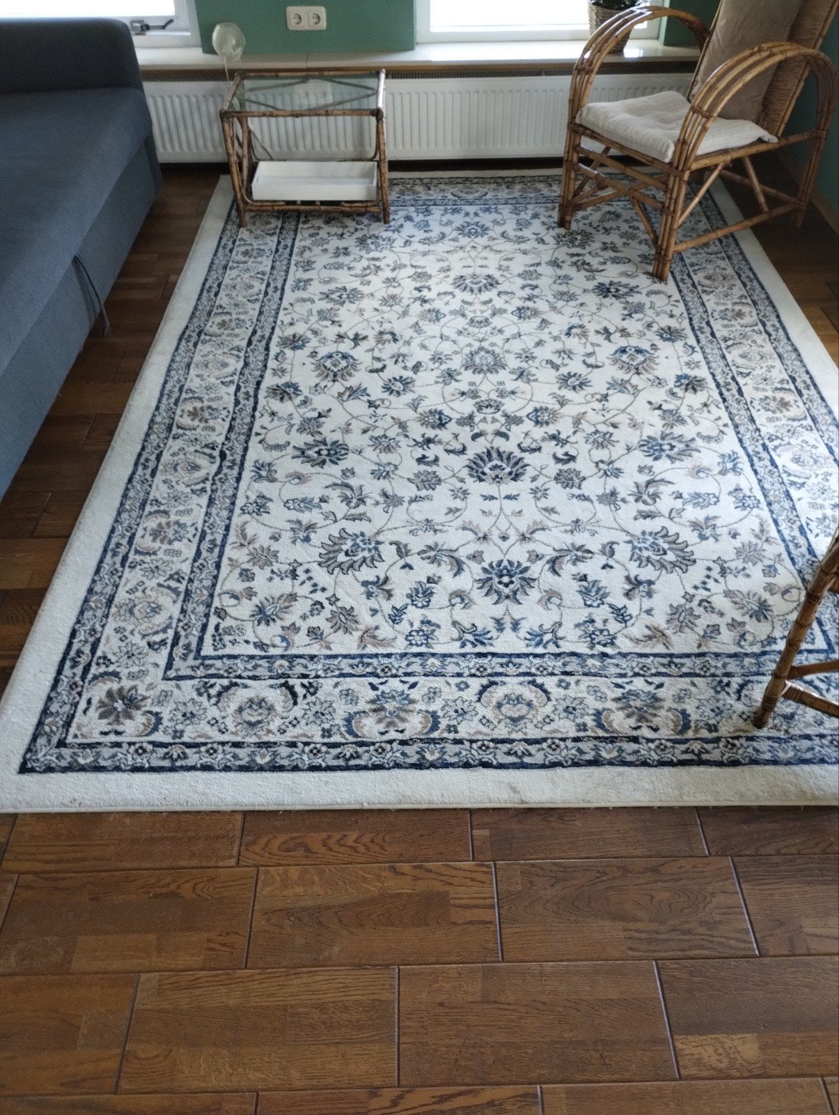 vloerkleed met blauw bloemenpatroon