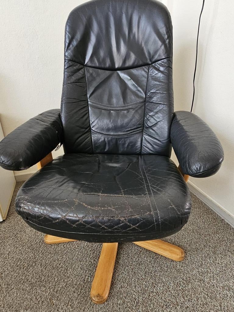 4 Zwarte leren stoelen met houten onderstel, Ophalen, Gebruikt, Zwart, Vier