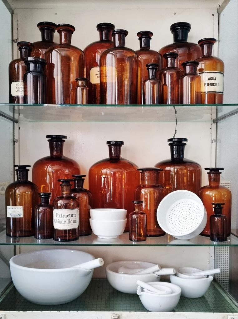 Antieke apothekersflessen, vijzels en zeef - vintage set, Ophalen