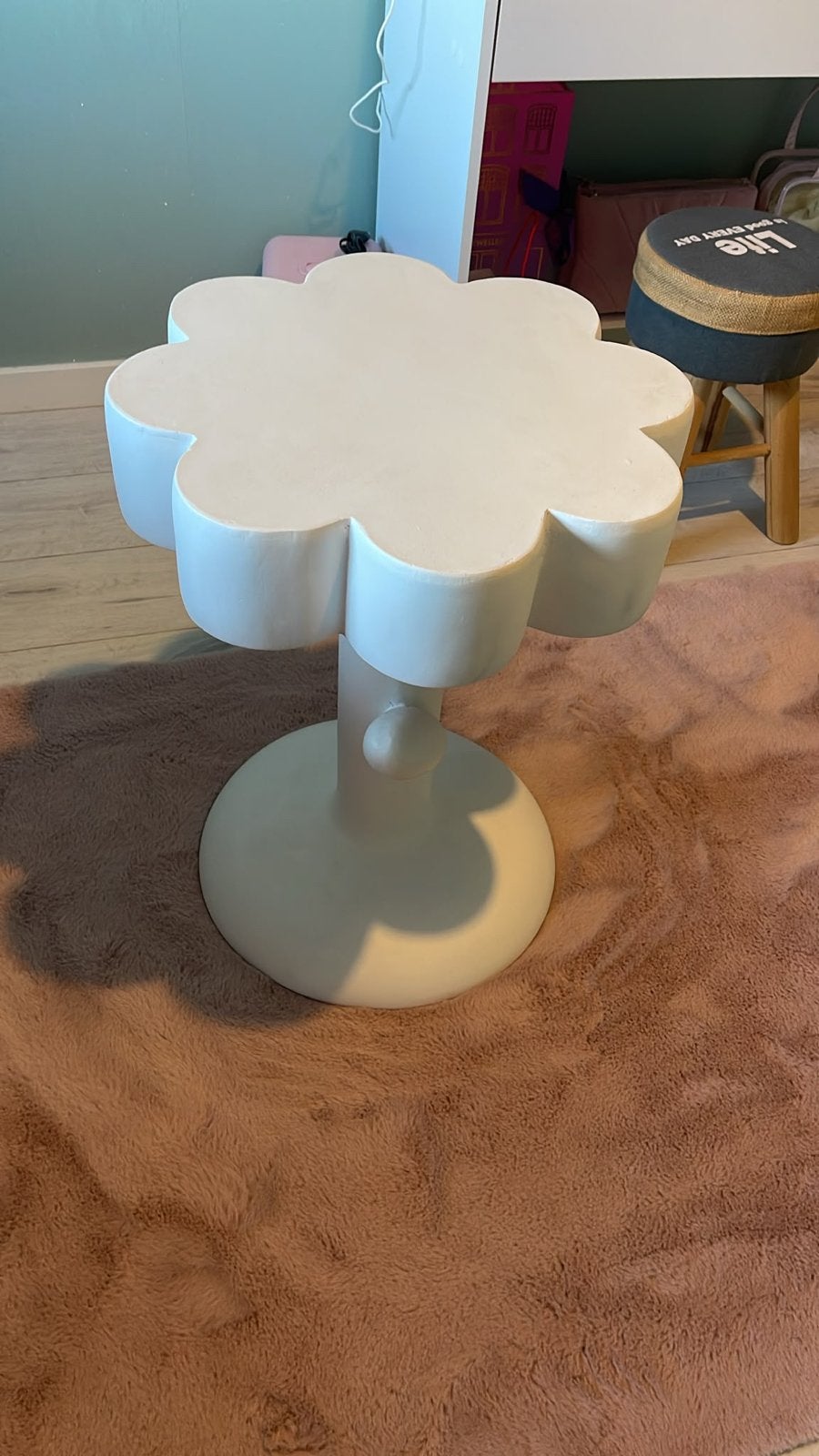 Leuke bloem bijzettafel van Xenos, Huis en Inrichting, Overige materialen, Minder dan 55 cm, Zo goed als nieuw, Overige vormen