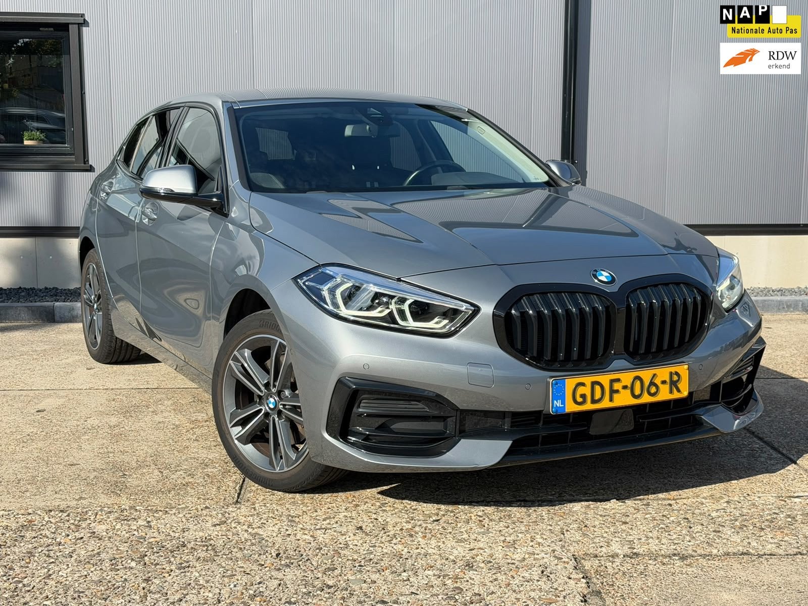 BMW 1-serie 116i / camera / carplay / navigatie skyscraper, Dealer onderhouden, Gebruikt, Leder en Stof, Origineel Nederlands