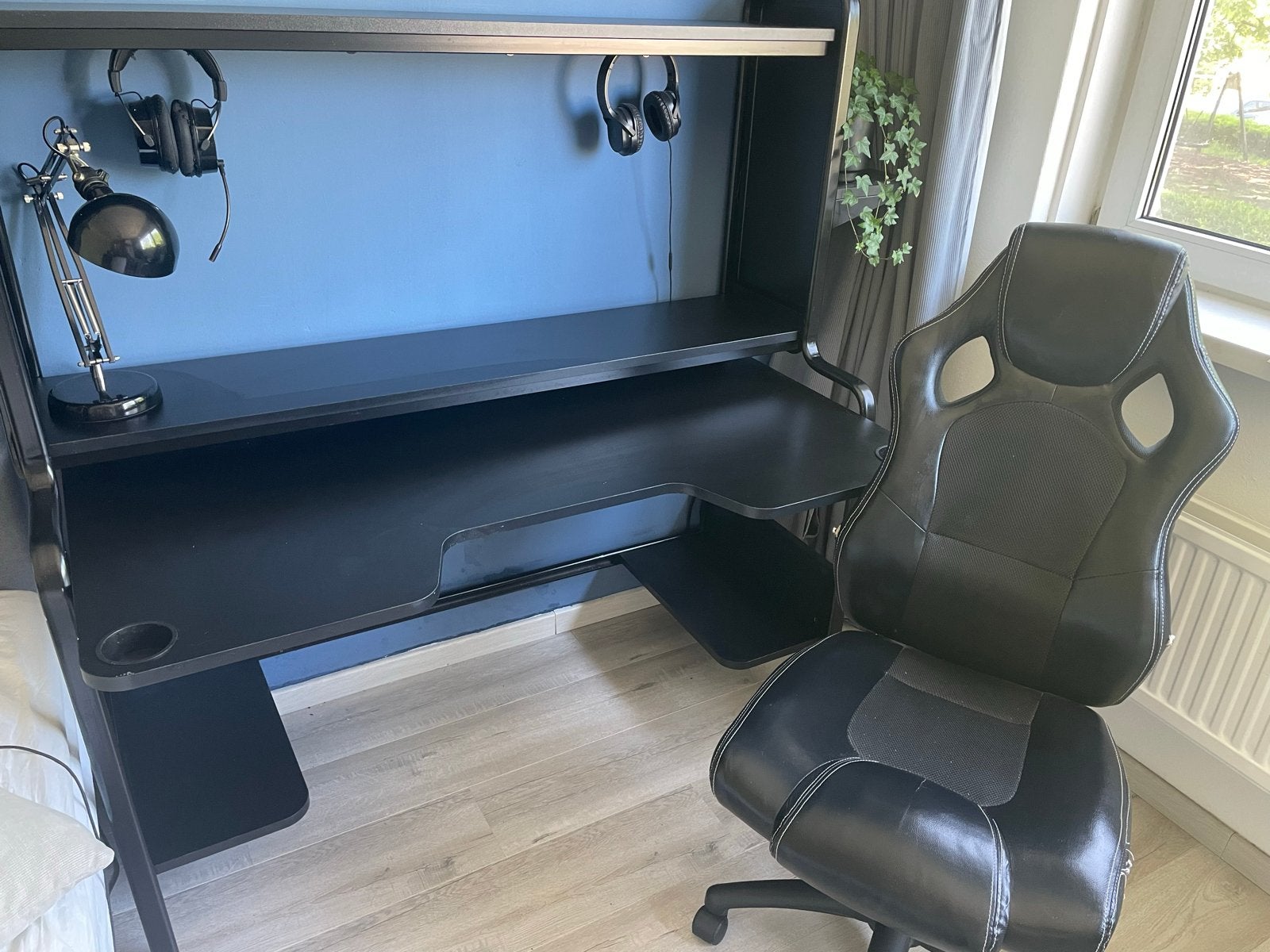 IKEA FREDDE gaming bureau met bureaustoel, Huis en Inrichting, Bureaus, Spaanplaat of MDF, Ophalen of Verzenden, Zo goed als nieuw