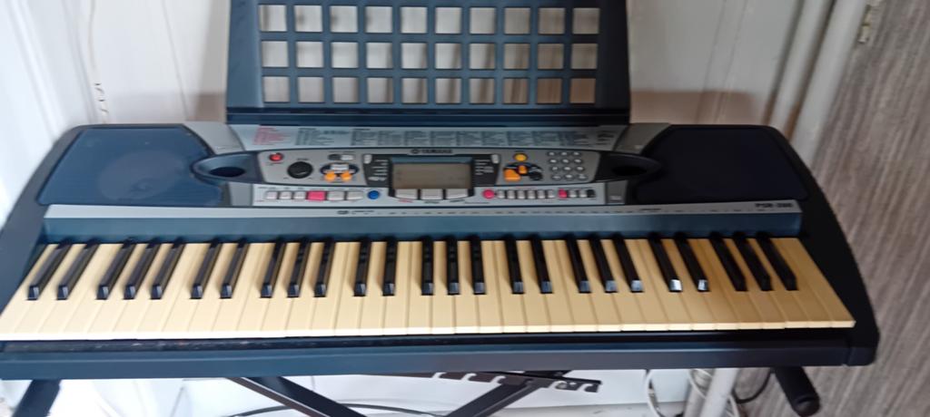 Keyboard met verstelbaar standaard yamaha, Muziek en Instrumenten, Keyboards, Ophalen, 61 toetsen, Yamaha