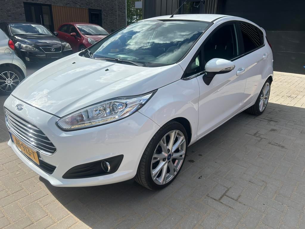Ford Fiësta 1.0 74KW/100PK 5D 2016 Titanium, Voorwielaandrijving, 100 pk, Origineel Nederlands, Handgeschakeld