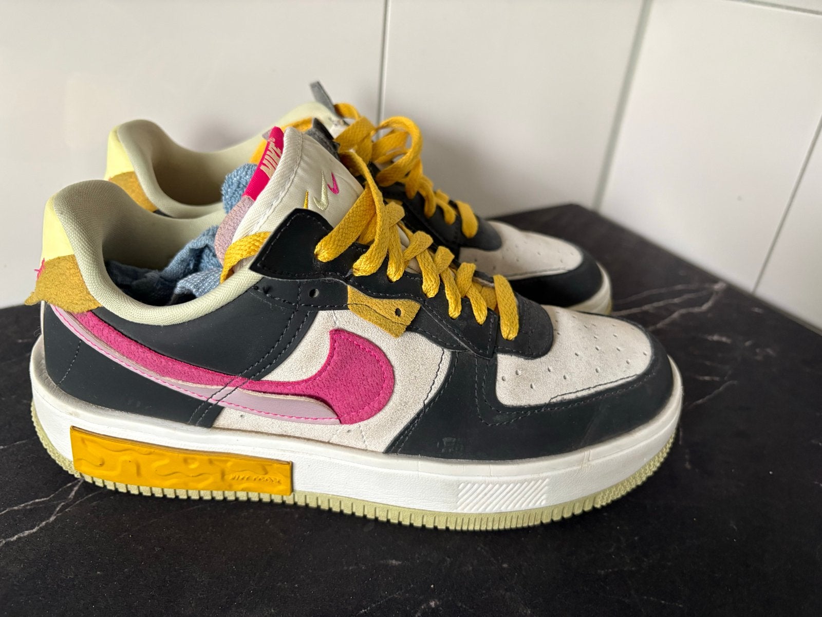 Nike air max sneakers maat 40 - Zwart/Roze/Geel, Wit, Ophalen of Verzenden, Sneakers of Gympen, Zo goed als nieuw
