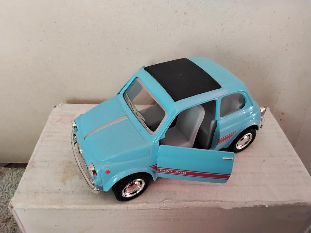 FIAT  500   SCHAAL  1:24  KLEUR  LICHTBLAUW, Hobby en Vrije tijd, Modelauto's | 1:24, Ophalen of Verzenden